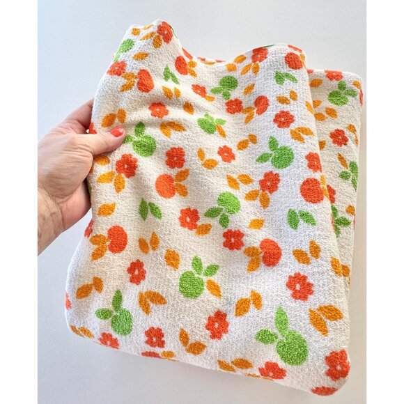 Vintage 70s beach towel, novelty print, red green orange apples, oversized - Picture 7 of 9
